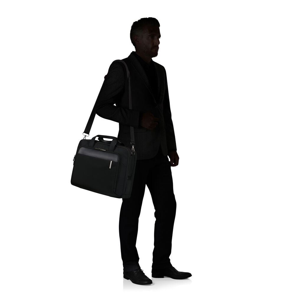 Silhouette di un uomo in giacca e cravatta che porta una ventiquattrore nera sulla spalla. Lo sfondo è bianco.