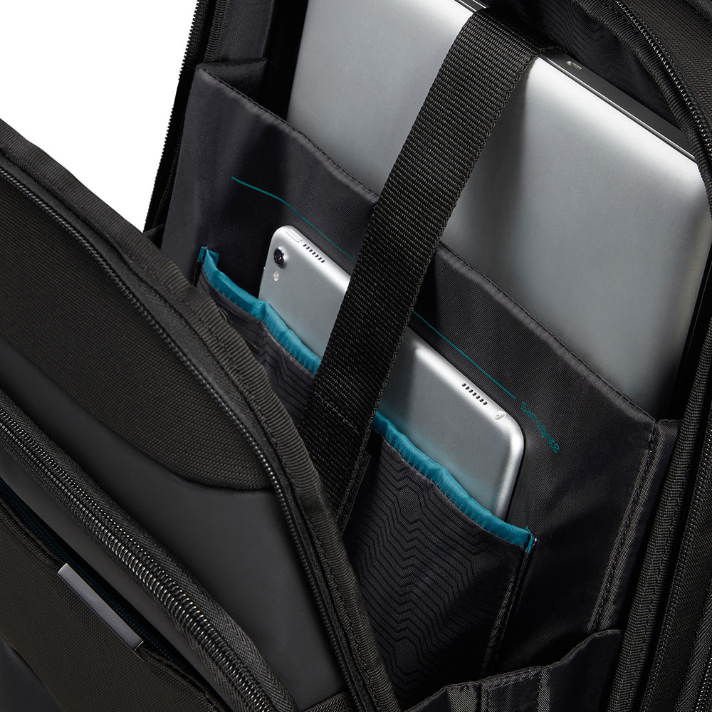 Schwarzer Rucksackinnenraum mit Laptop und zwei Tablets. Die Taschen haben eine blaue Umrandung.