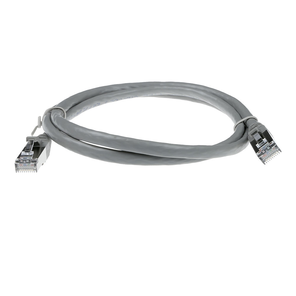 Un câble Ethernet gris en boucle. Deux connecteurs RJ45 sont visibles aux extrémités. Le fond est blanc.