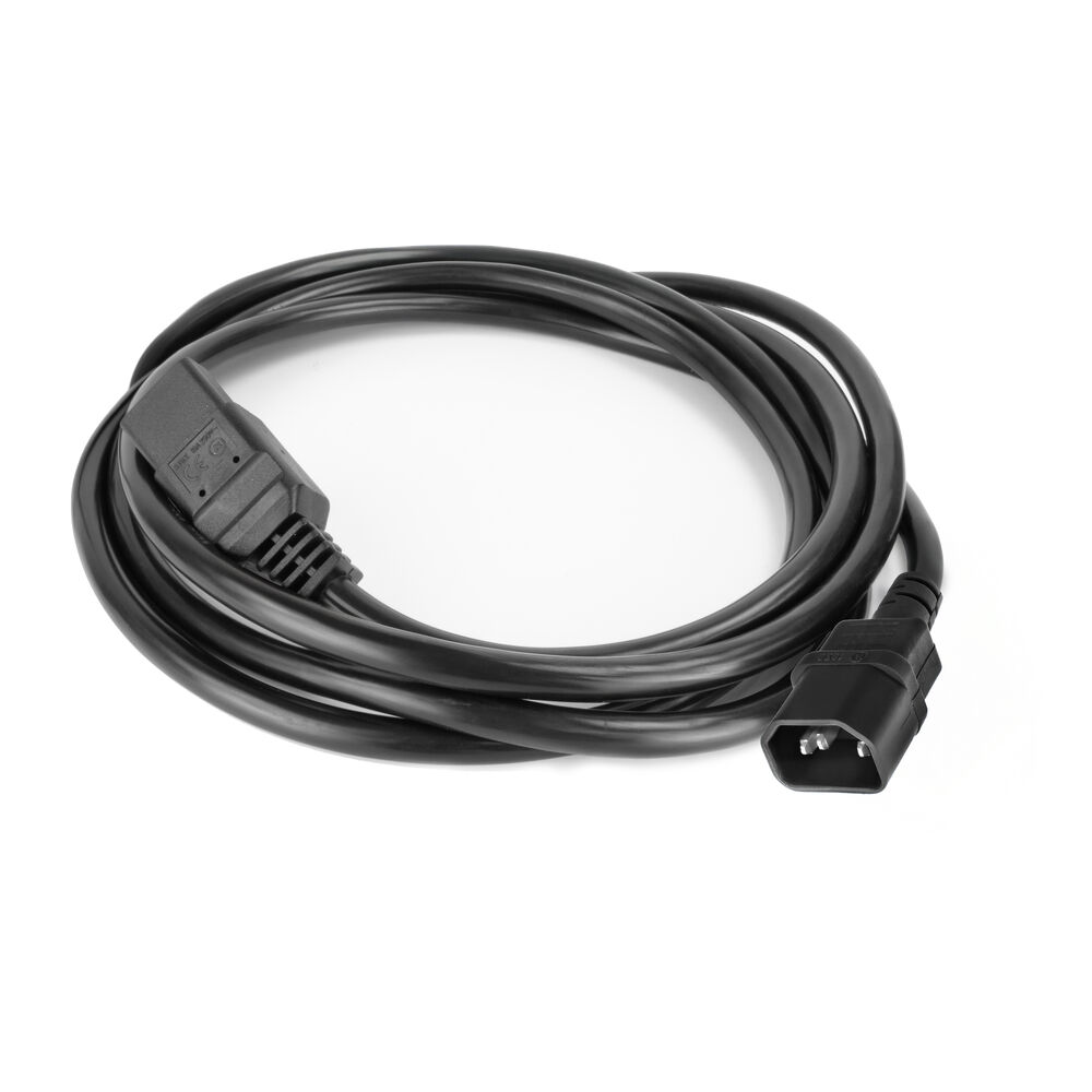 Ein schwarzes Stromkabel auf weißem Hintergrund. Ein Ende hat einen Stecker, das andere eine Buchse. Beide sind schwarz.