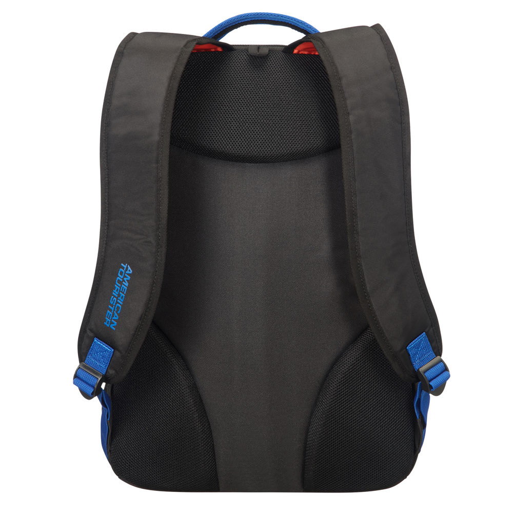 Schwarzer Rucksack mit blauen Trägern, die Marke "American Tourister" ist sichtbar. Mesh-Rücken, blauer Griff und rote Akzente sind ebenfalls vorhanden.