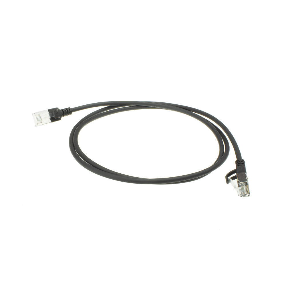 Un cavo Ethernet nero su una superficie bianca. Due connettori RJ45 visibili a ciascuna estremità, il cavo è curvo.