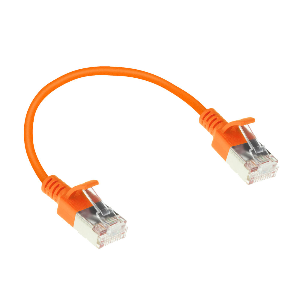 Un cavo Ethernet arancione con due connettori. Il cavo è curvo. I connettori sono arancioni con plastica trasparente.