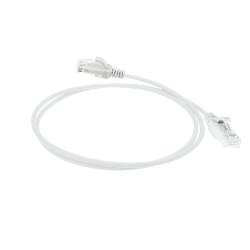 Biały kabel Ethernet z wtyczkami na obu końcach leży na białym tle. Kabel tworzy pętlę.