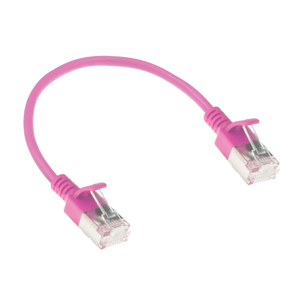 Un cavo Ethernet rosa con connettori ad ogni estremità. È curvo. I connettori sono argentati e trasparenti.