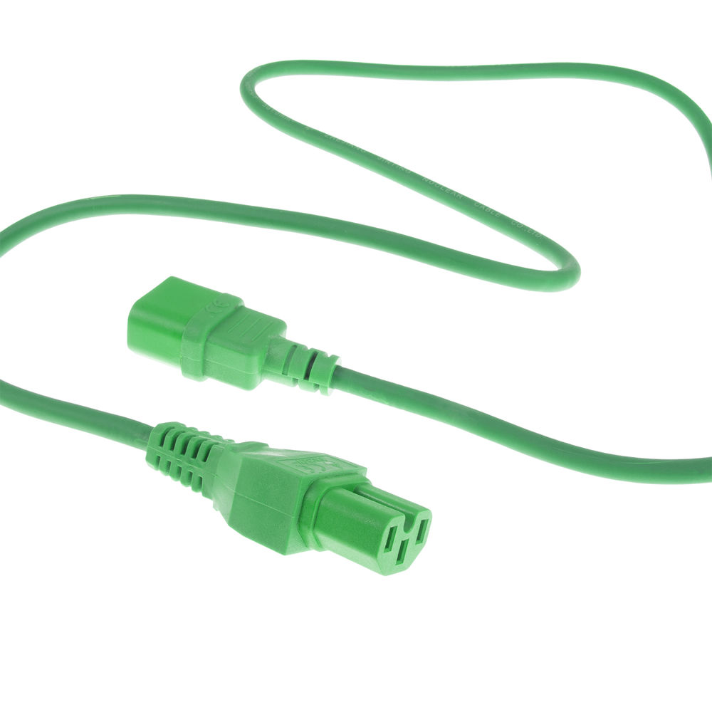 Ein grünes Netzkabel mit zwei Steckern vor weißem Hintergrund. Ein Stecker ist fokussiert.