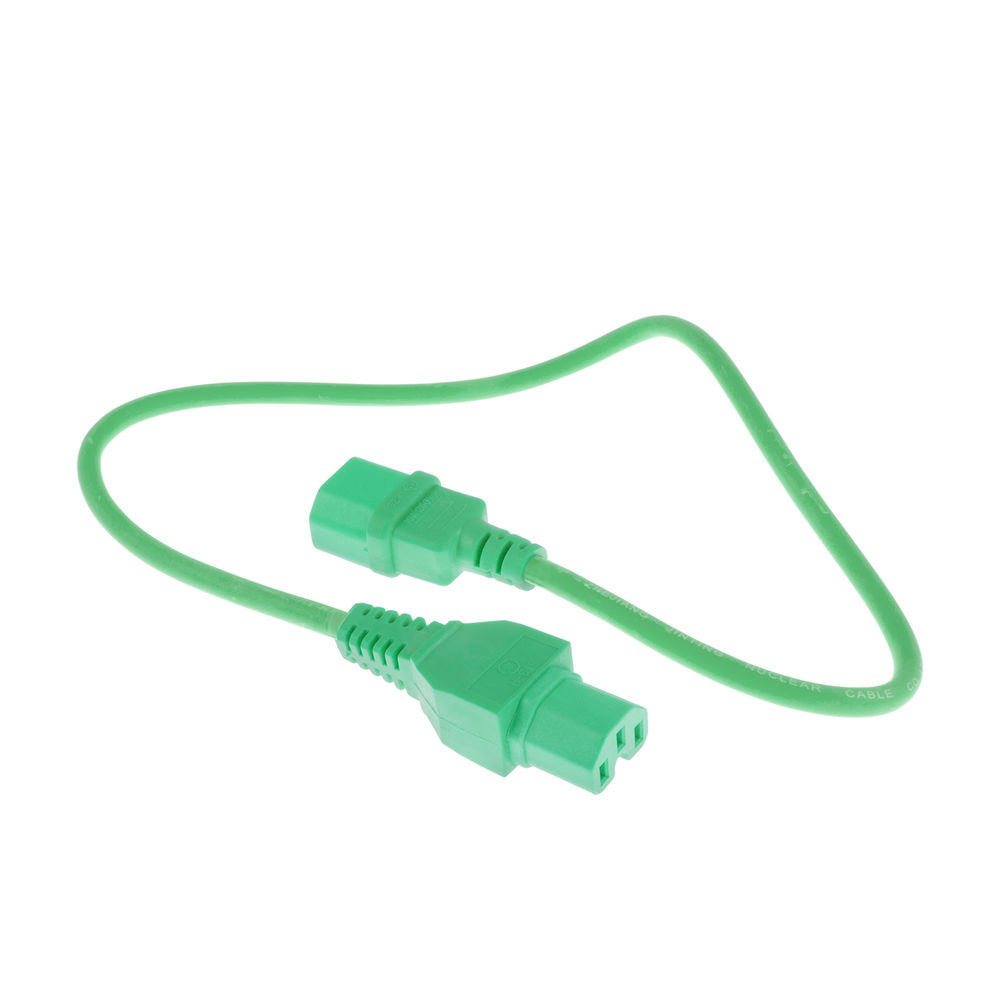 Ein grünes Stromkabel mit zwei Steckern liegt auf weißem Hintergrund. Das Kabel bildet eine Schlaufe.