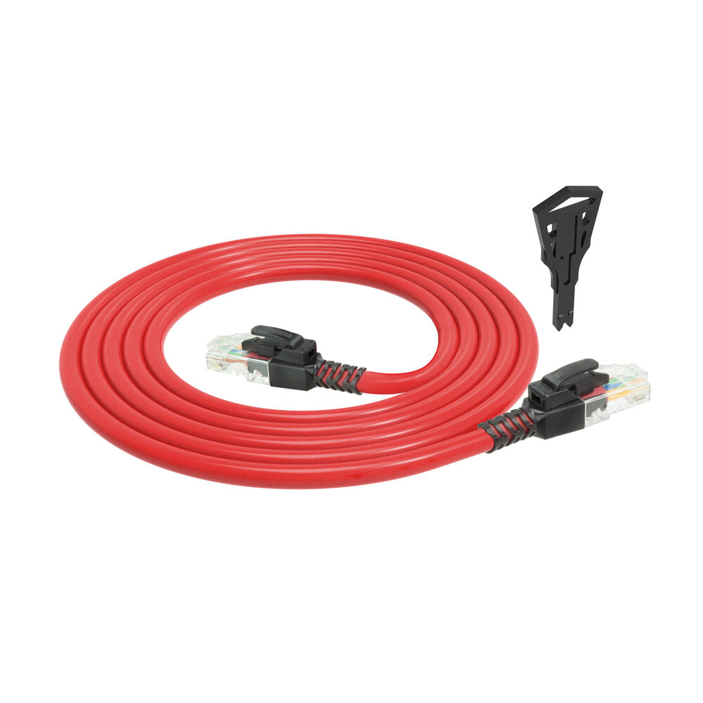 Un cavo Ethernet rosso arrotolato, con due connettori. Uno strumento nero sopra. Sfondo bianco.