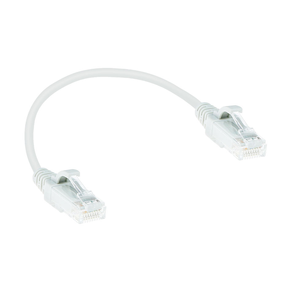 Un cavo Ethernet bianco con due connettori trasparenti. Il cavo si incurva su uno sfondo bianco.