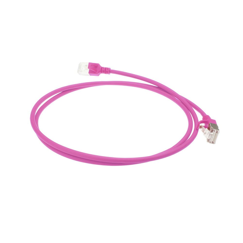 Różowy kabel Ethernet z dwoma złączami. Kabel jest zakrzywiony, tworząc owalny kształt na białym tle.