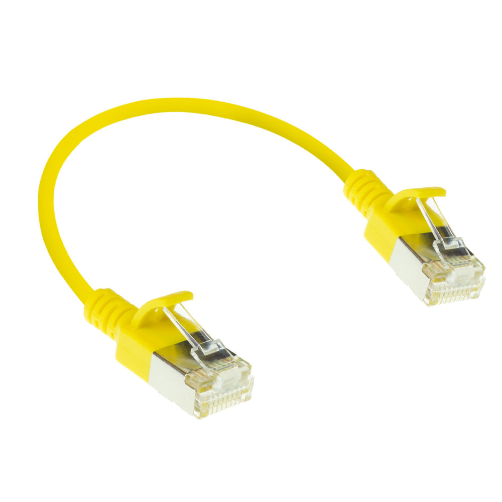 Un cavo Ethernet giallo con connettori argentati. Il cavo è curvo. I connettori sono a ciascuna estremità del cavo.