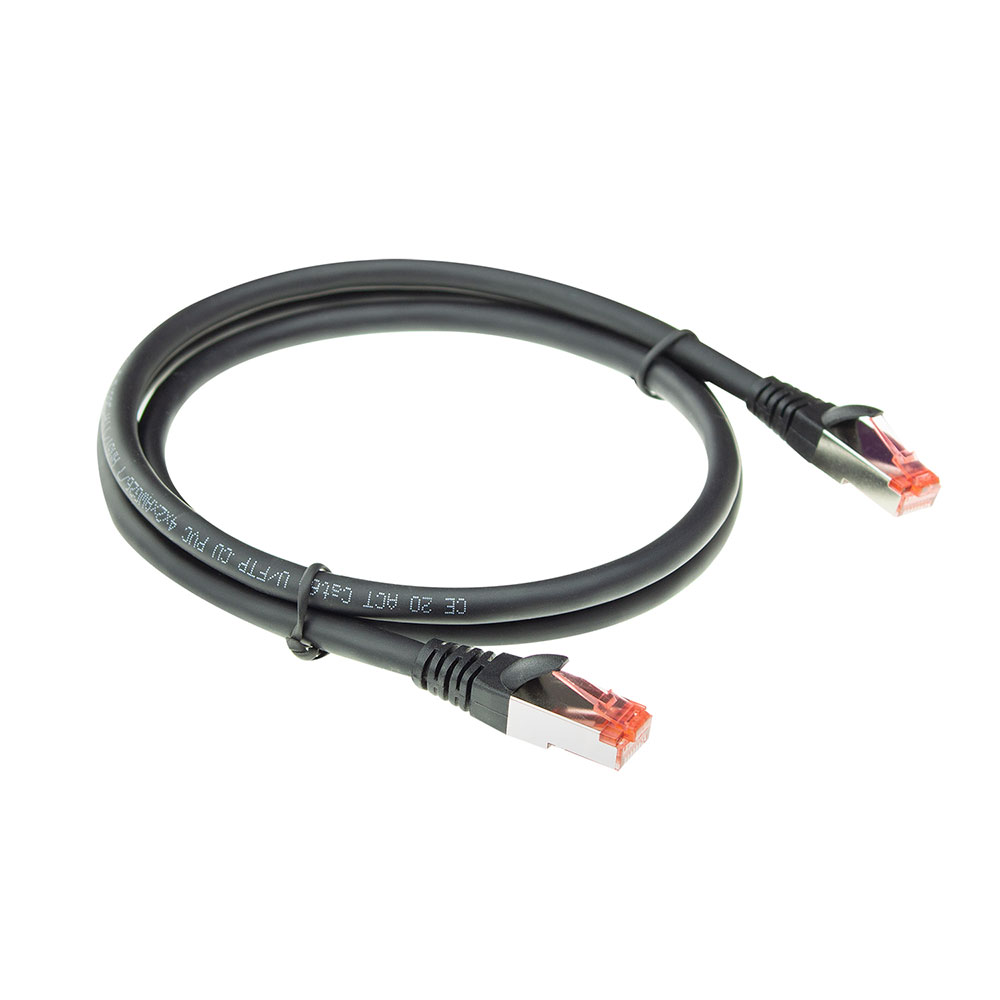 Een zwarte Ethernet-kabel met rode connectoren op een witte achtergrond. De kabel is opgerold en toont beide uiteinden.