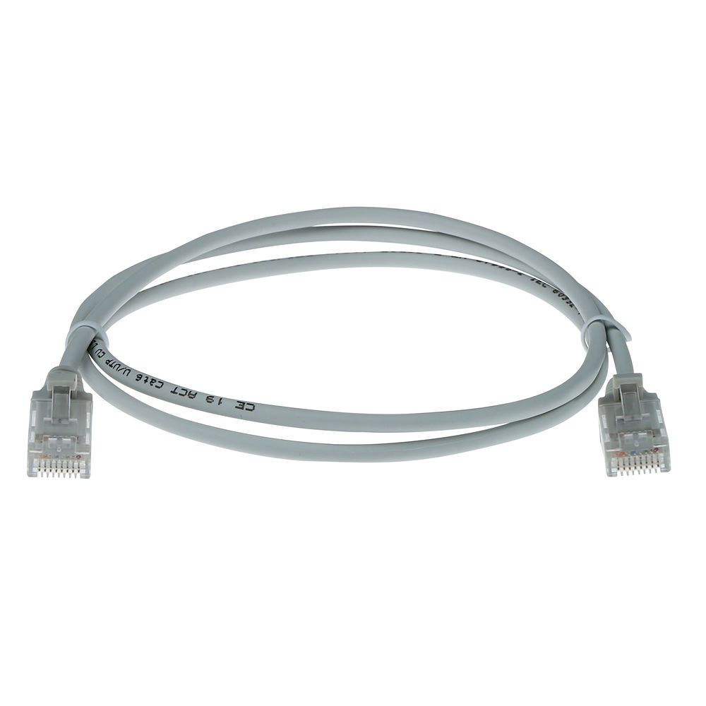 Un cavo Ethernet grigio su sfondo bianco. Ha due connettori a ciascuna estremità e il cavo è curvo.