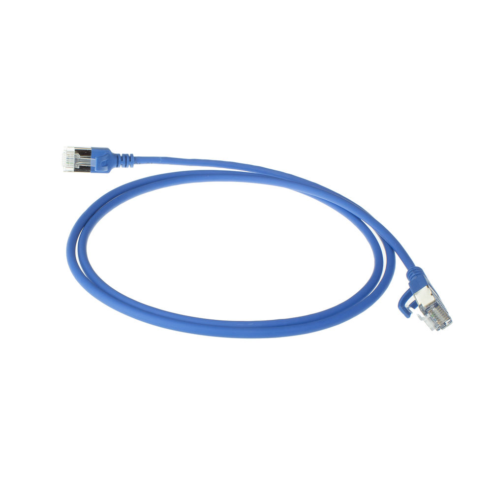 Niebieski kabel Ethernet z wtyczkami na obu końcach leży w pętli na białym tle.