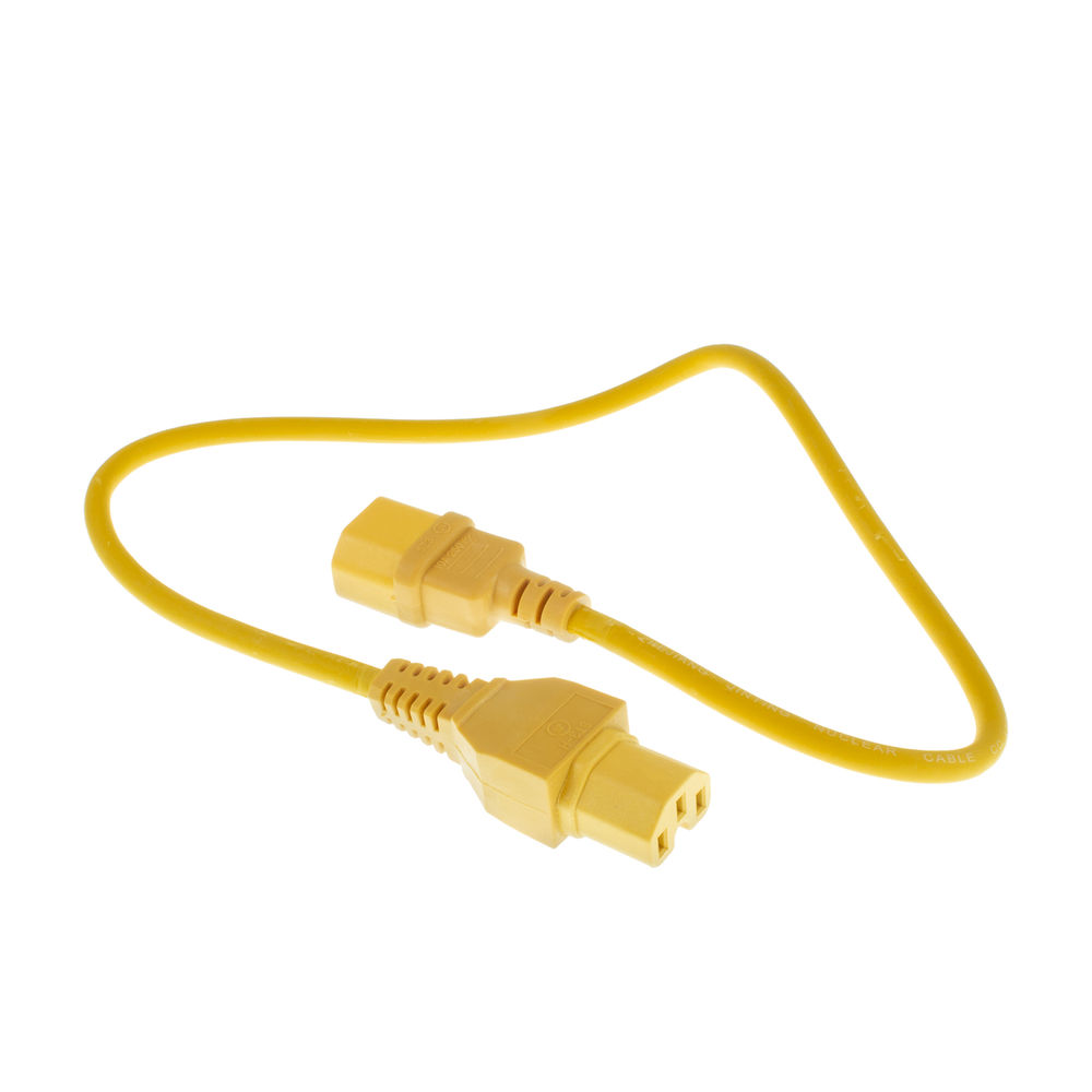 Ein gelbes Netzkabel mit zwei Buchsen. Das Kabel liegt vor weißem Hintergrund. Die Stecker sind voneinander abgewandt.