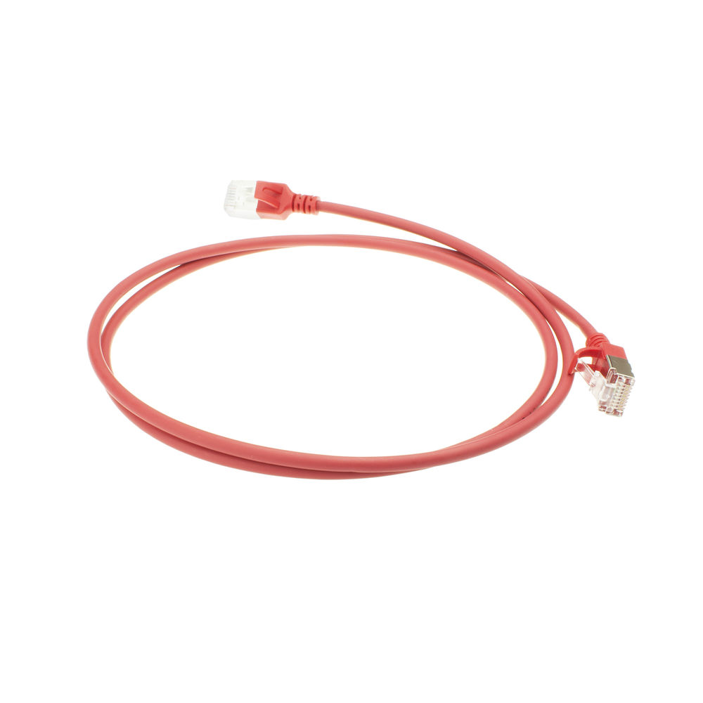 Un cavo Ethernet rosso è avvolto su sfondo bianco. Il cavo ha due connettori trasparenti.