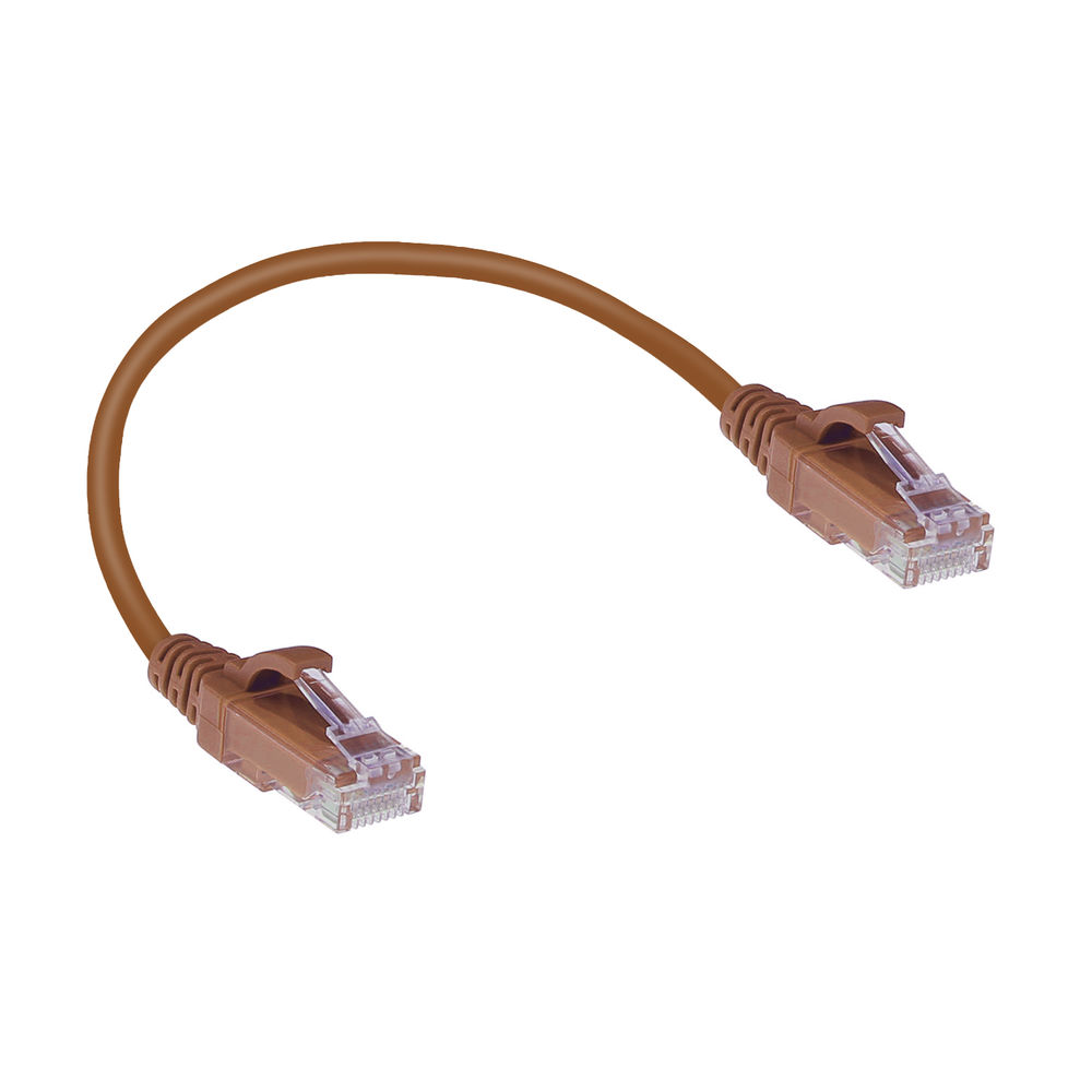 Un cavo Ethernet marrone con due connettori. Il cavo è curvo. I connettori sono marroni con plastica trasparente.