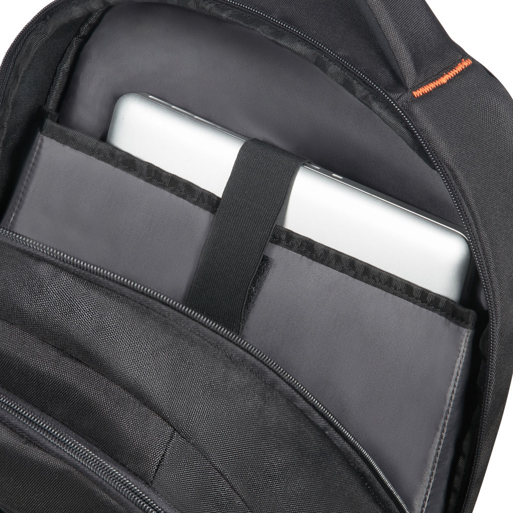 Schwarzer Rucksackinnenraum mit Laptop. Graue Tasche mit schwarzem Riemen. Orangefarbene Naht am Reißverschluss.