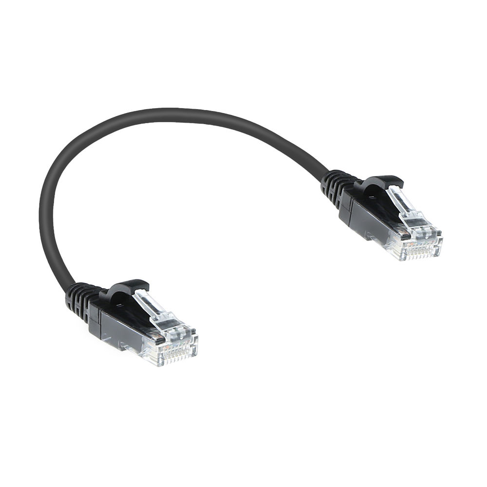 Un cavo Ethernet nero con due connettori RJ45. Il cavo è curvo. I connettori sono in plastica trasparente.