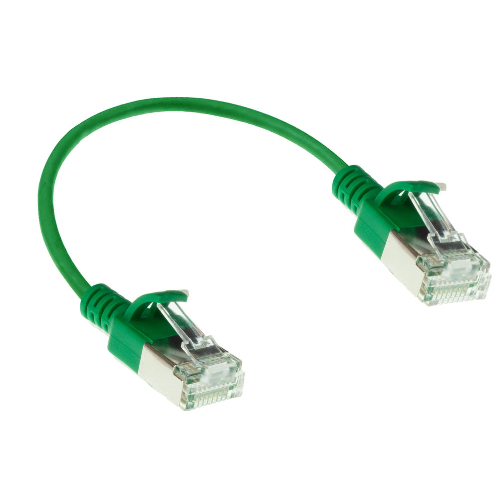 Un cavo Ethernet verde con connettori ad entrambe le estremità. Il cavo è curvo. I connettori sono verdi e argentati.