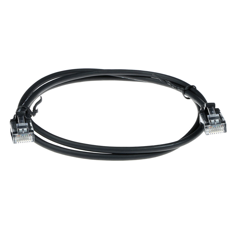 Un cavo Ethernet nero con connettori RJ45 a entrambe le estremità su sfondo bianco.
