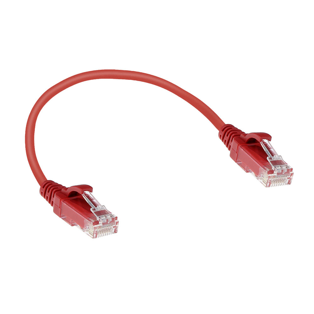 Un cavo Ethernet rosso con due connettori. Il cavo è curvo. I connettori hanno parti in plastica trasparente e rossa. Sfondo bianco.