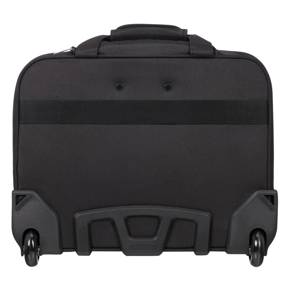 Ein schwarzer Rollkoffer. Er hat einen Griff oben und zwei Räder unten. Die Marke ist American Tourister.