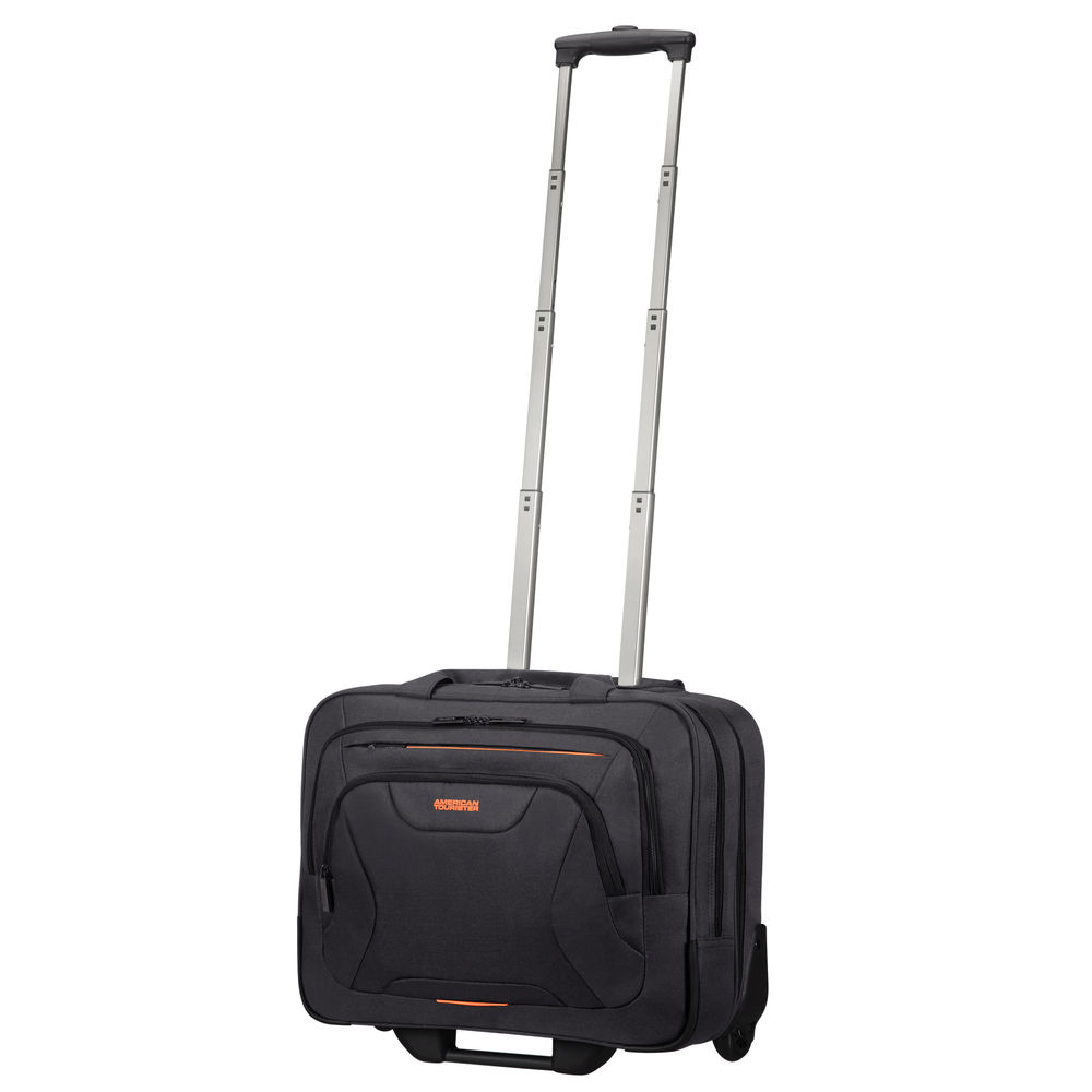 Ein schwarzer Rollkoffer mit silbernem Griff. Der Koffer hat orangefarbene Akzente und der Markenname 'American Tourister' ist sichtbar.