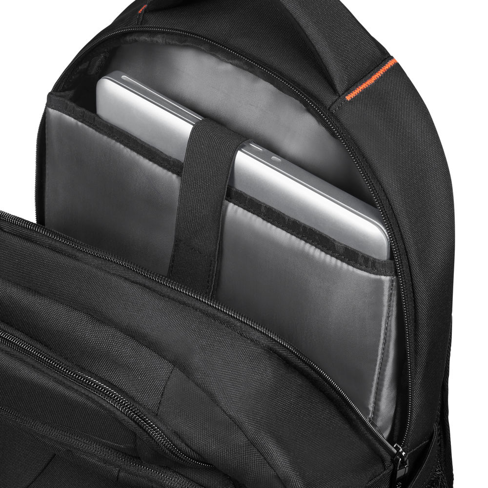 Schwarzer Rucksack mit einem silbernen Laptop. Die Tasche ist offen und zeigt den Laptop in einem Schutzfach.