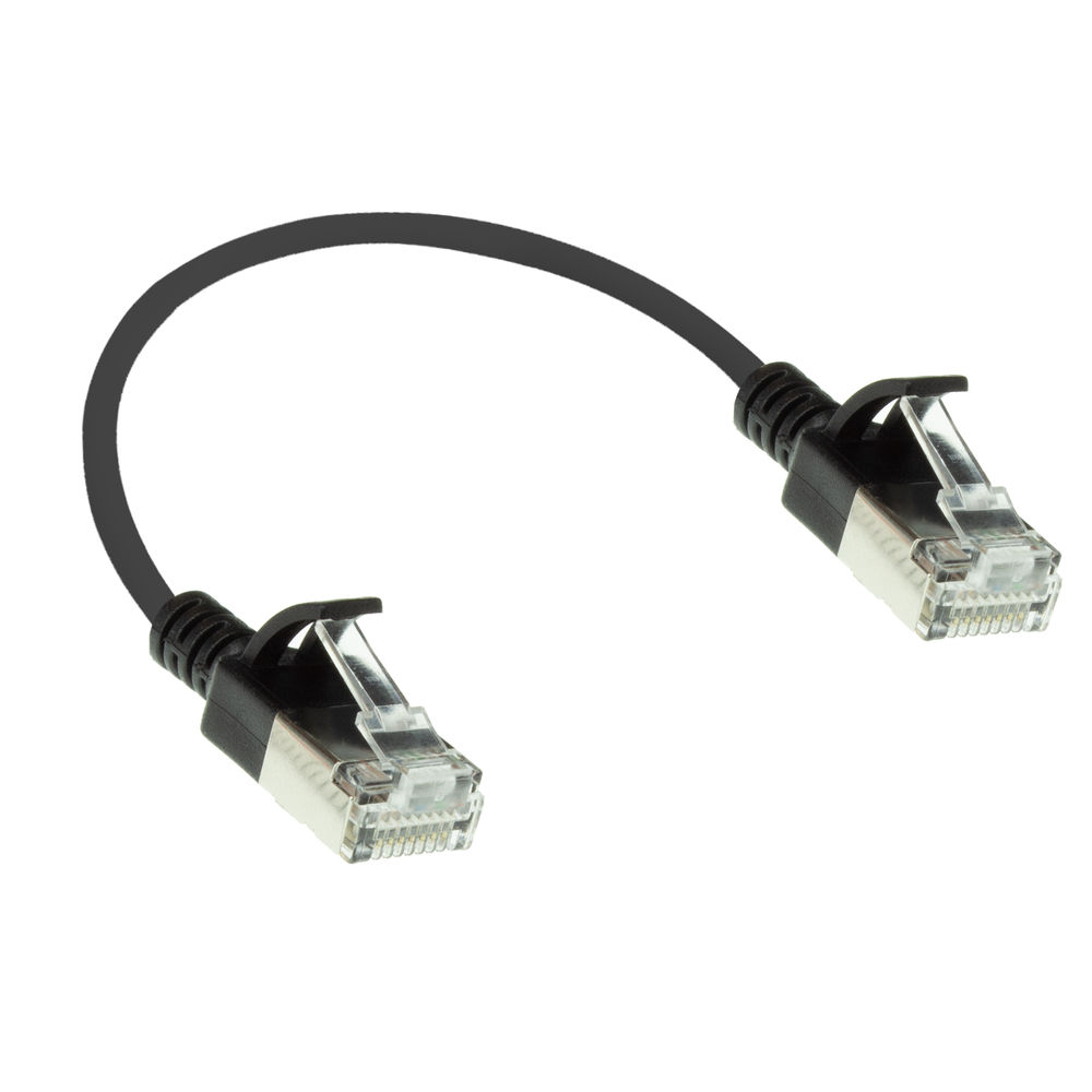 Een zwarte Ethernet-kabel met twee transparante RJ45-connectoren. De kabel is gebogen. De achtergrond is wit.