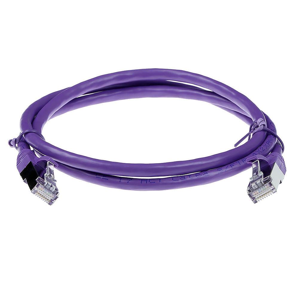 Ein violettes Ethernet-Kabel liegt aufgerollt. Beide Enden haben RJ45-Stecker. Das Kabel liegt auf weißem Hintergrund, als würde es schweben.
