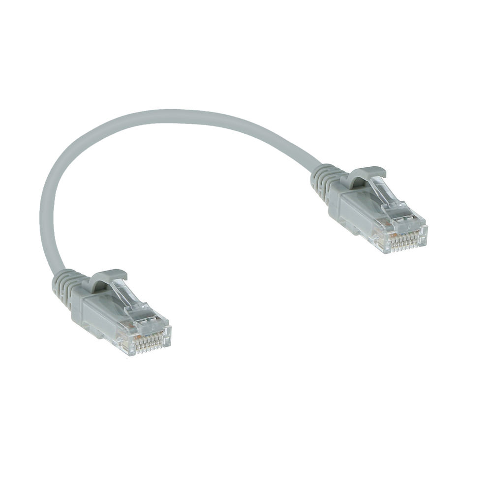 Un cavo Ethernet grigio con due connettori trasparenti. Il cavo si incurva su uno sfondo bianco.