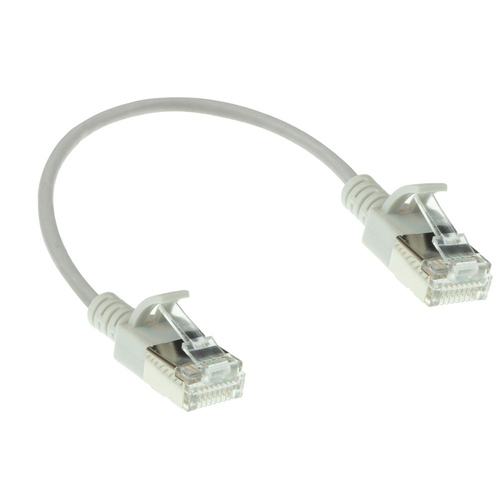 Un cavo Ethernet grigio con due connettori bianchi. I connettori sono in plastica trasparente e il cavo è arcuato tra loro.
