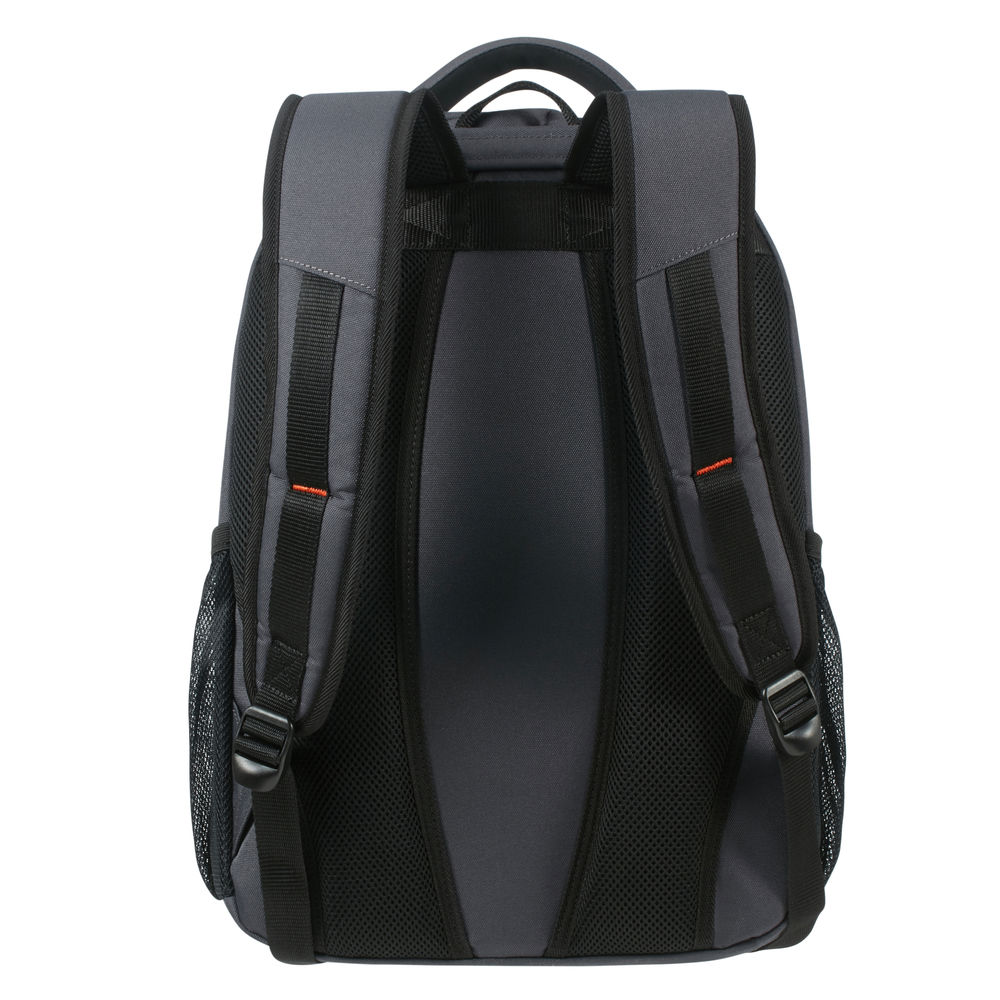 Rückansicht eines grauen Rucksacks mit schwarzen Trägern, Mesh und einem Griff oben. Die Träger haben orangefarbene Nähte.