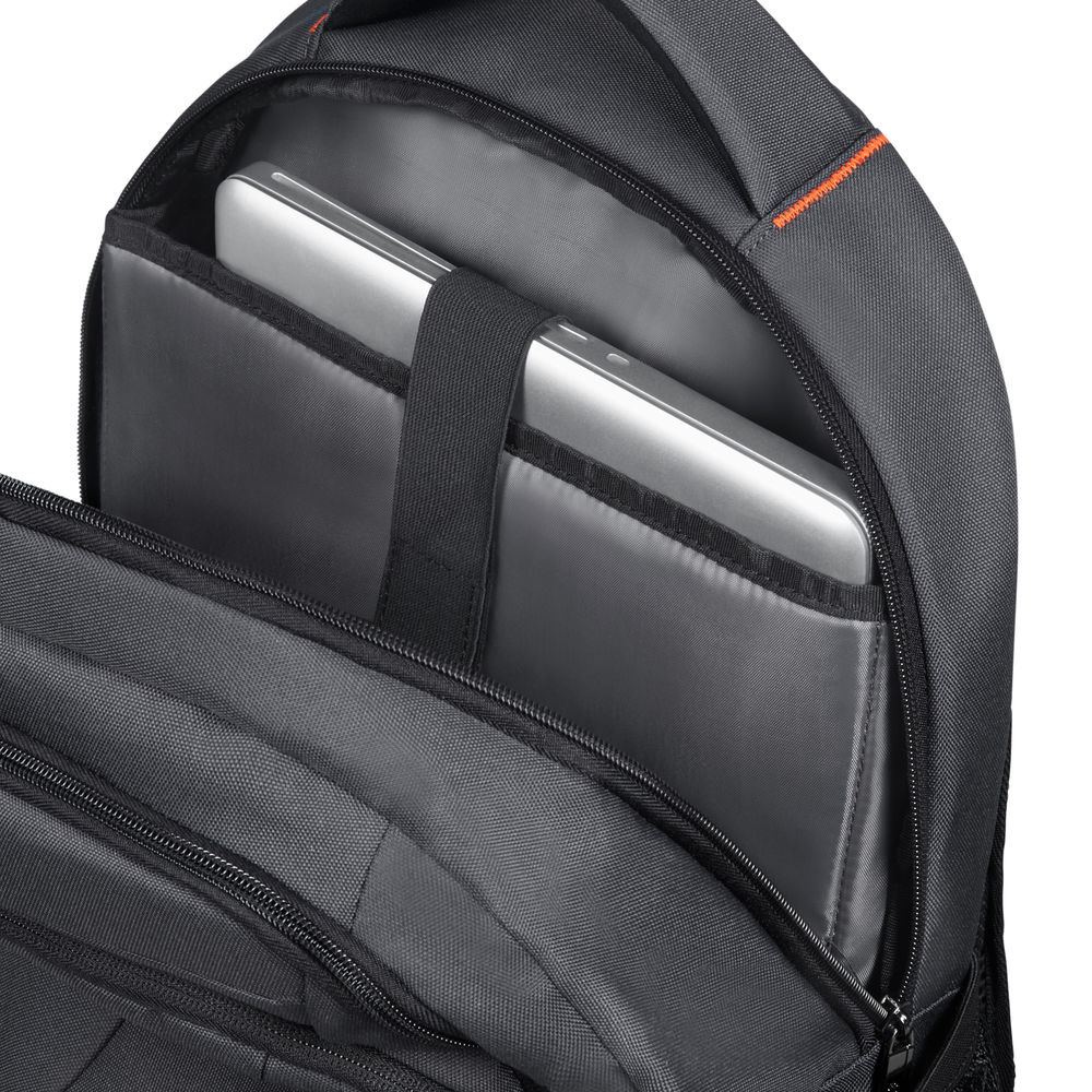 Offener schwarzer Rucksack mit silbernem Laptop. Grauer Innenraum, schwarze Riemen und orangefarbene Nähte.