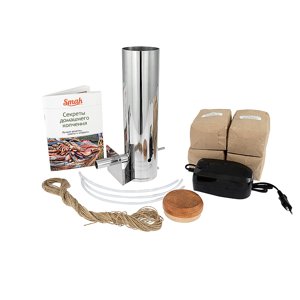 Ein Räucherkit mit Edelstahlzylinder, Buch, Beuteln, schwarzer Pumpe, Holzdeckel, Schläuchen und Seil vor weißem Hintergrund.