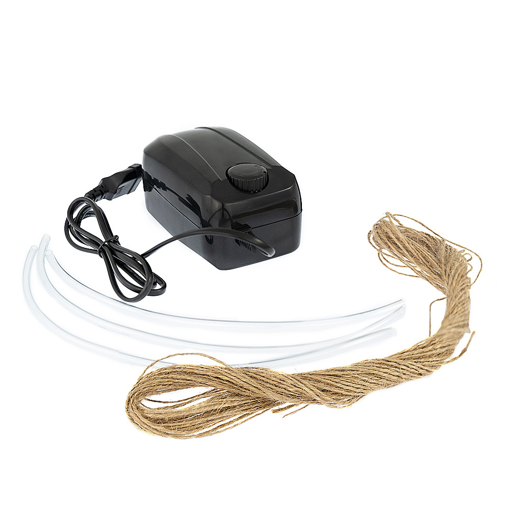 Schwarze Luftpumpe mit Knopf, transparente Plastikschläuche und ein Bündel brauner Schnur auf weißem Grund.