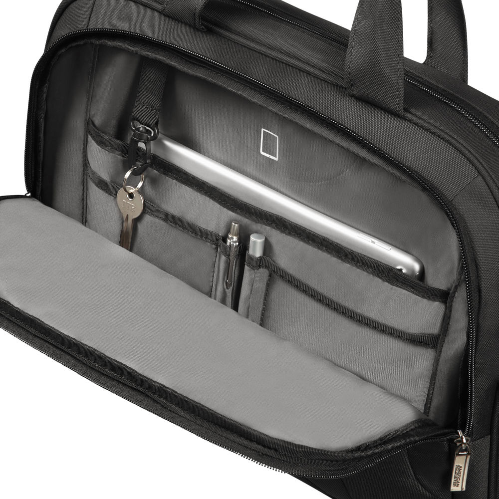 Valigetta nera aperta. All'interno, un tablet, penne e chiavi sono visibili. L'interno è grigio con più tasche e una cerniera.