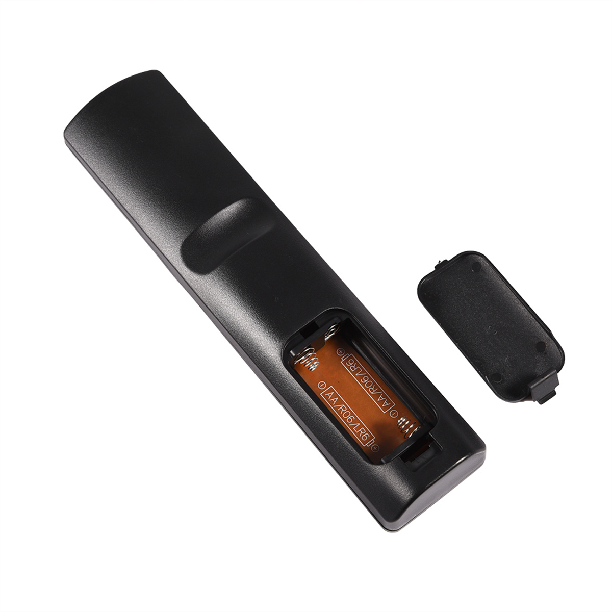 Schwarze TV-Fernbedienung mit geöffnetem Batteriefach. Zwei AA-Batterien sind sichtbar. Die Batterieabdeckung liegt daneben.