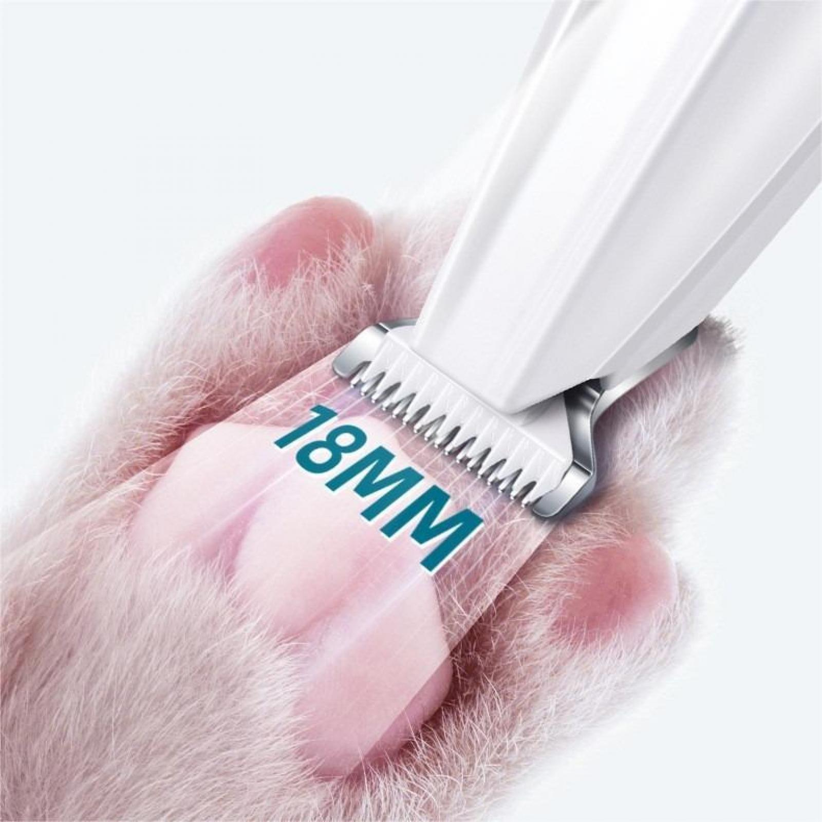 Ein weißer Haarschneider mit 18-mm-Führung befindet sich auf einer rosa Pfote. Die Pfote ist mit hellrosa Fell bedeckt. Weißer Hintergrund.