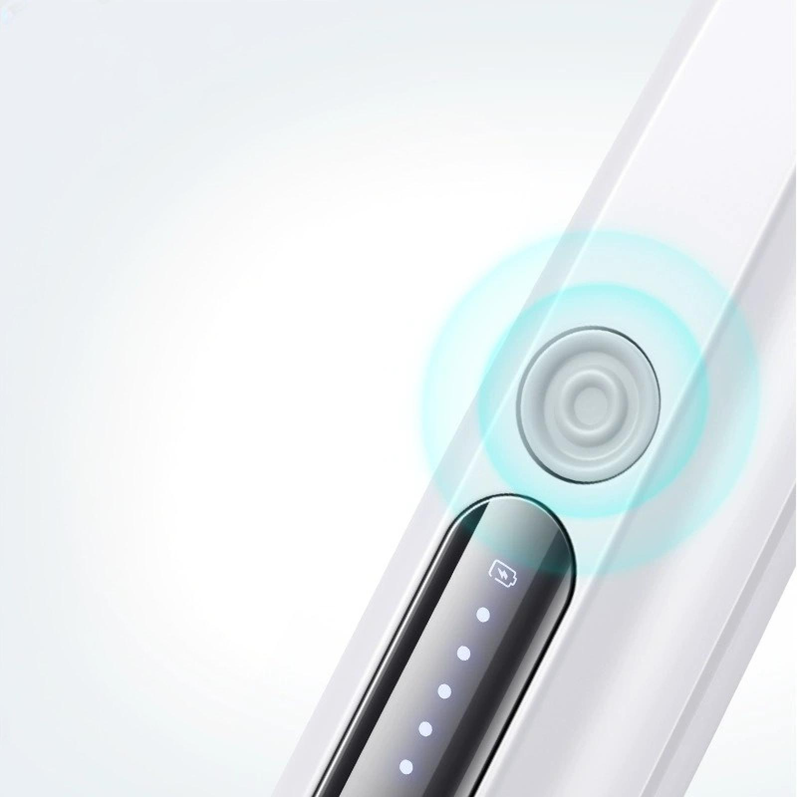 Nahaufnahme eines weißen Geräts mit Knopf, Betriebsanzeige und Batteriesymbol. Ein leuchtender Ring umgibt den Knopf.