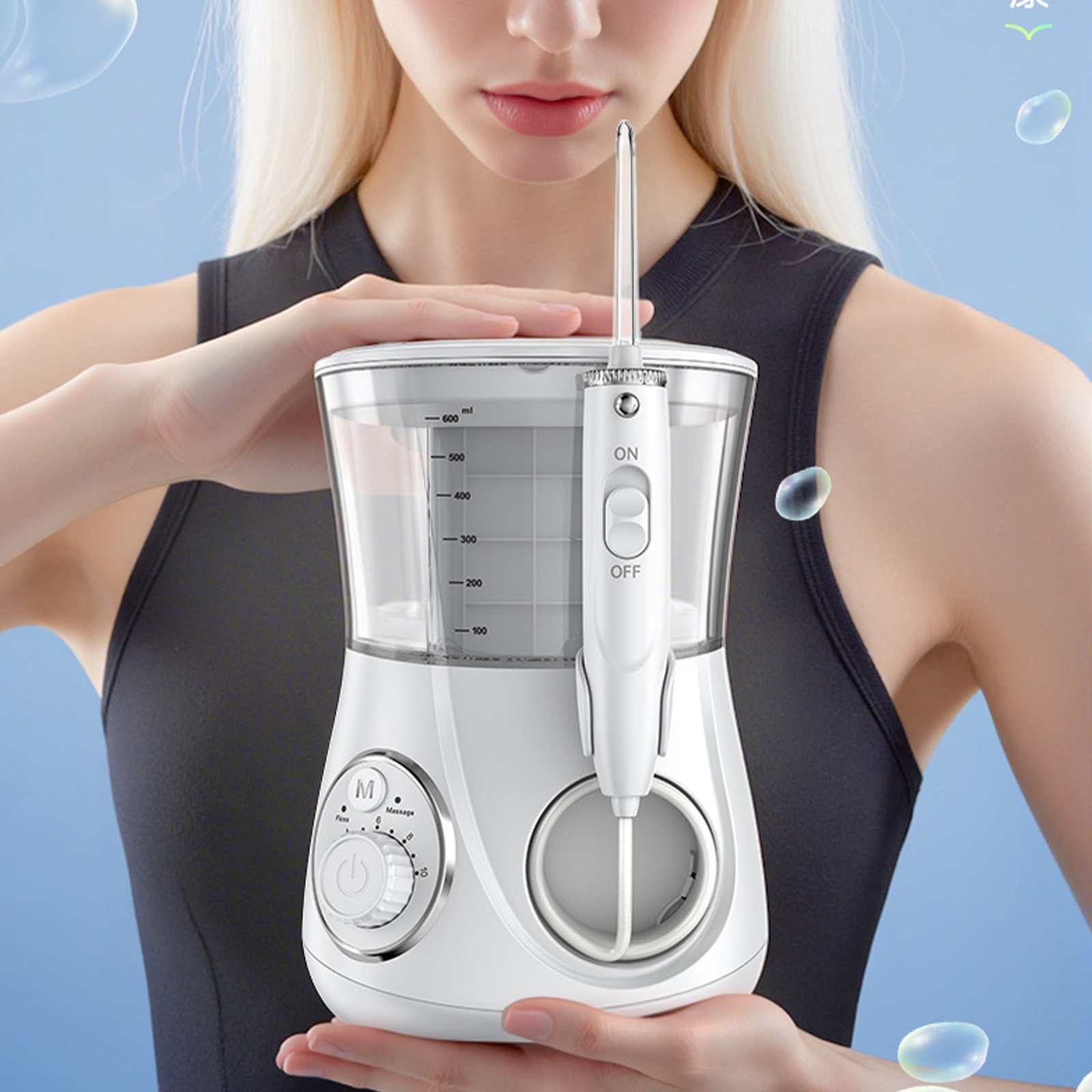 Eine Frau hält einen weißen Wasserflosser. Er hat einen Ein-/Ausschalter. Blauer Hintergrund mit Blasen.