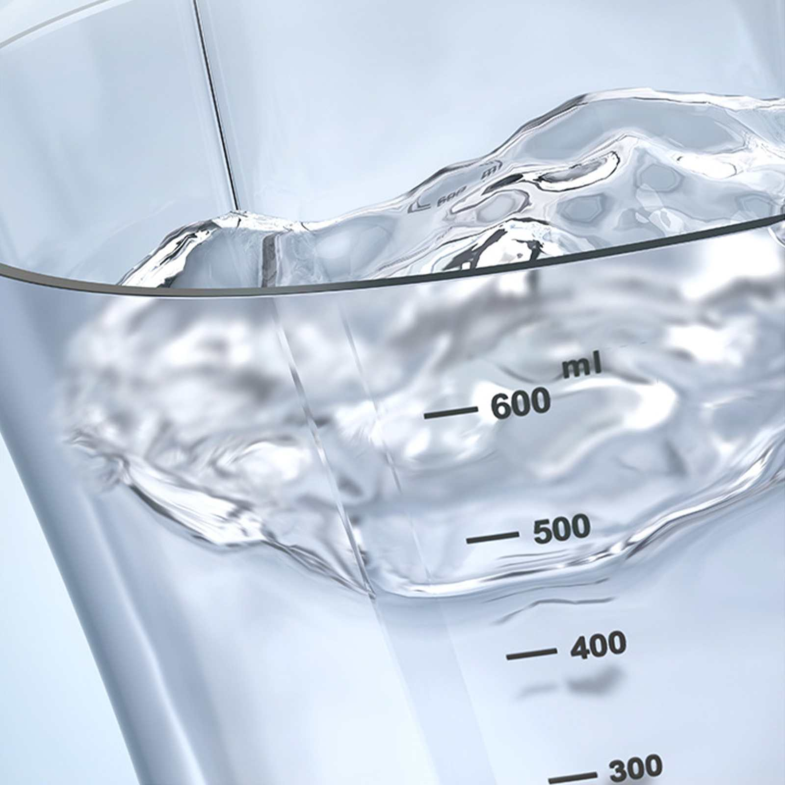 Ein klarer Messbecher mit Wasser gefüllt. Der Wasserstand liegt bei ca. 600 ml. Markierungen sind sichtbar.