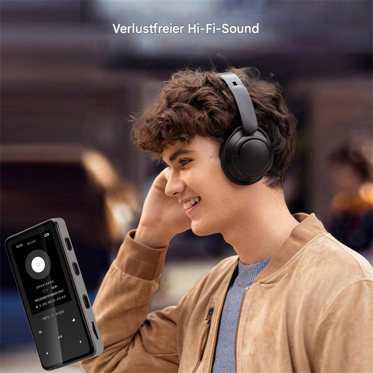 Ein Mann mit Kopfhörern lächelt. Ein schwarzer MP3-Player ist in seiner Hand. Der Text oben lautet 'Verlustfreier Hi-Fi-Sound'.