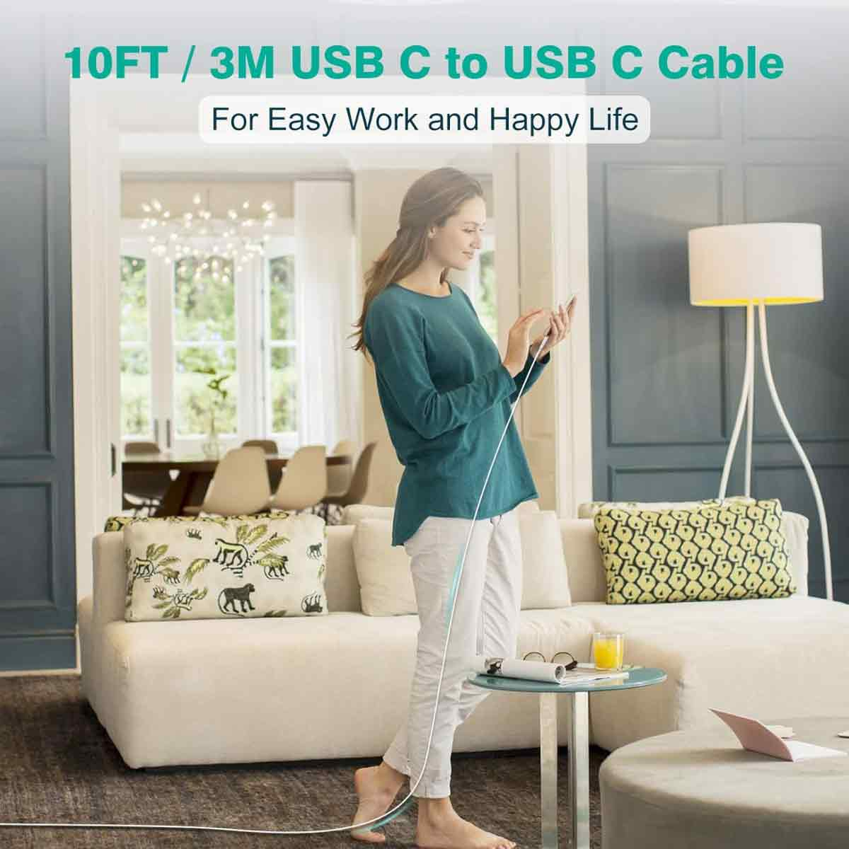 Frau benutzt ein Telefon, das mit einem USB-C-Kabel verbunden ist. Raum hat Sofa, Lampe und Tisch. Text: 10FT / 3M USB C zu USB C Kabel.