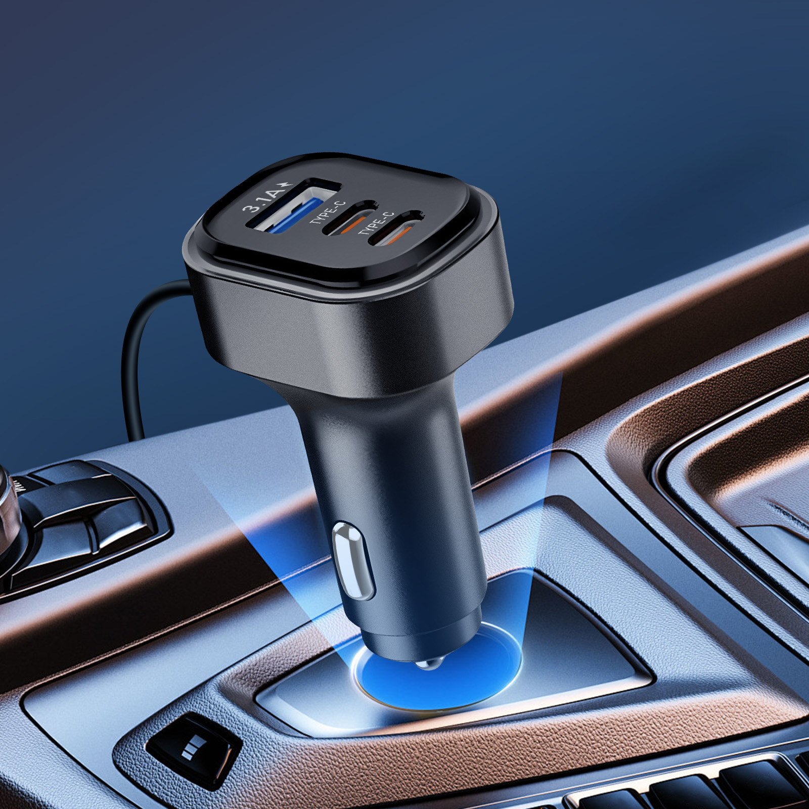 Caricabatterie per auto in console. Nero, con porte USB. Lo sfondo è una sfumatura blu.