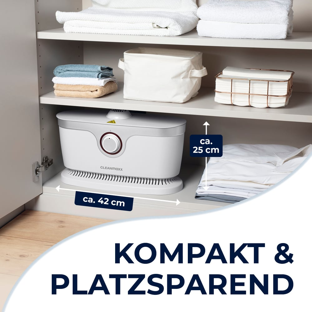 Ein weißer Schrank mit Regalen. Handtücher und Körbe befinden sich auf den oberen Regalen. Ein weißes Gerät steht auf dem mittleren Regal.