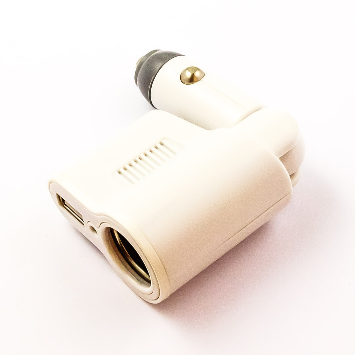 Ein weißes Autoladegerät mit USB-Anschluss, Zigarettenanzünder und einem schwarzen und goldenen Ende auf weißem Hintergrund.