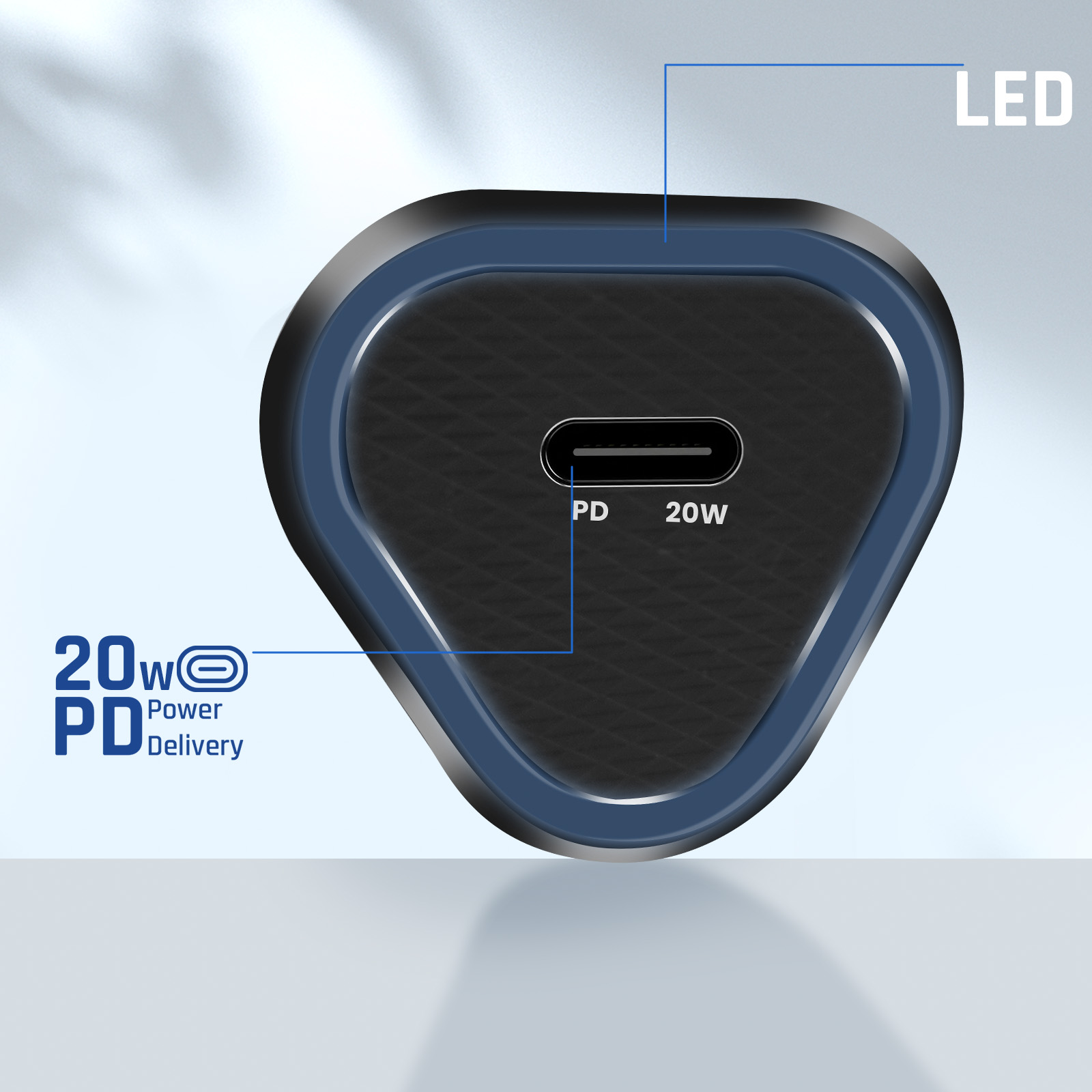 Primo piano di un caricatore nero con contorno blu e porta USB-C. Il testo recita: PD 20W Power Delivery.