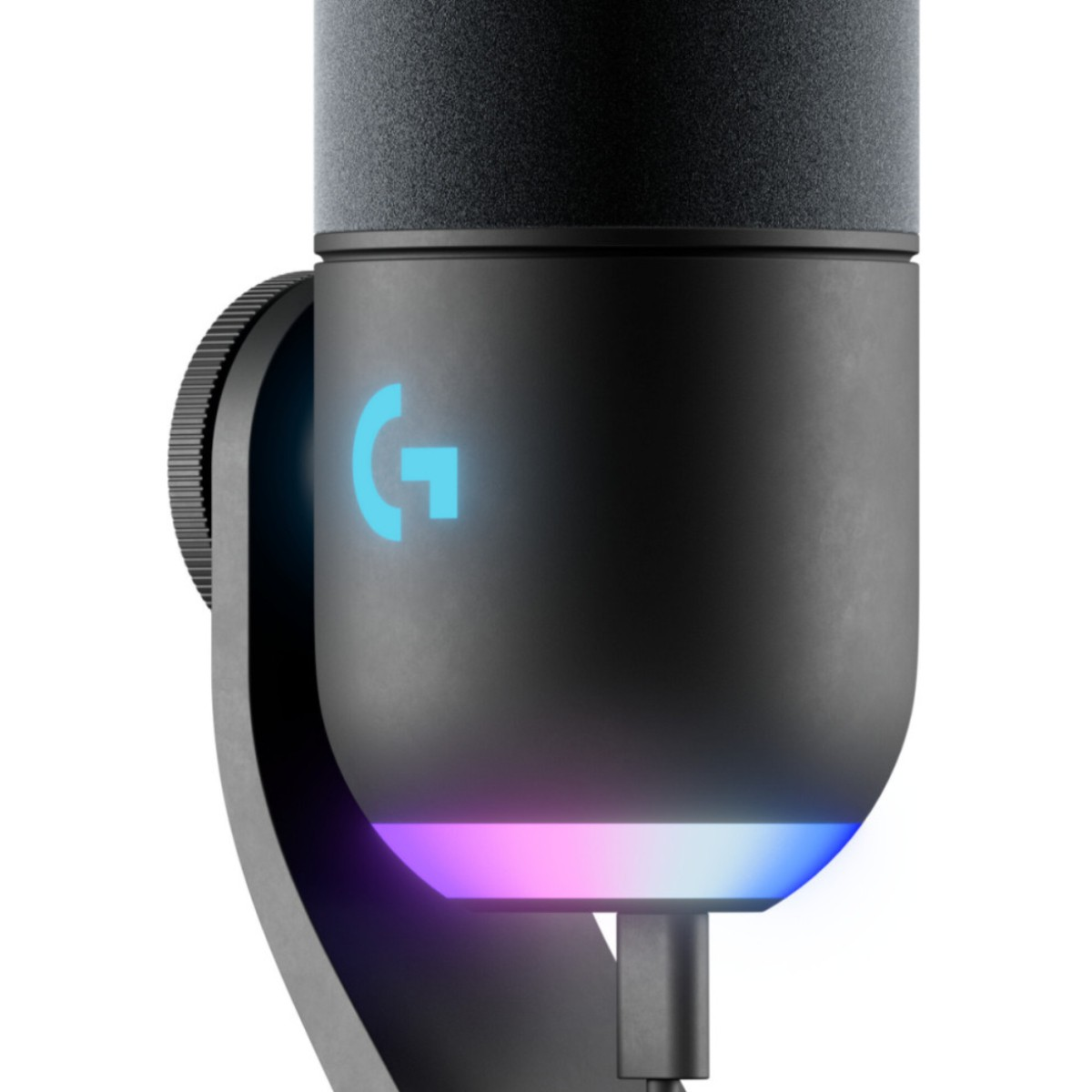 Zbliżenie czarnego mikrofonu z podświetlanym na niebiesko logo 'G'. Podstawa ma gradient kolorów i czarny kabel.